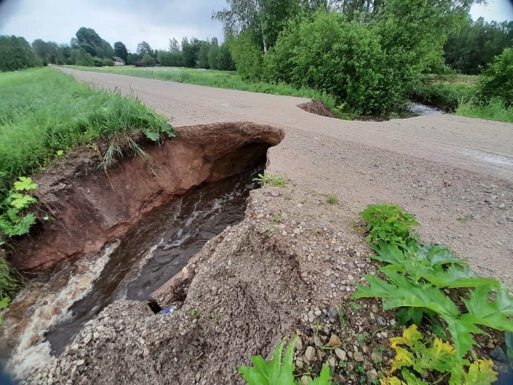 Pēc lietavām Alūksnes novadā slēgti trīs valsts ceļu posmi