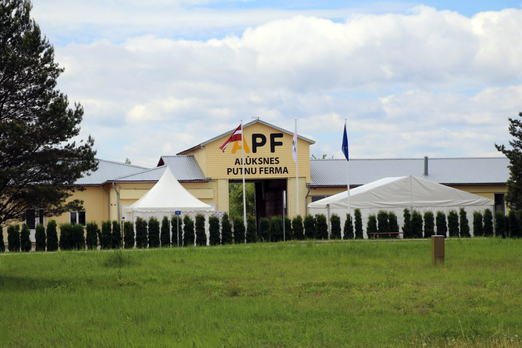 Alūksnē modernizēta putnu ferma
