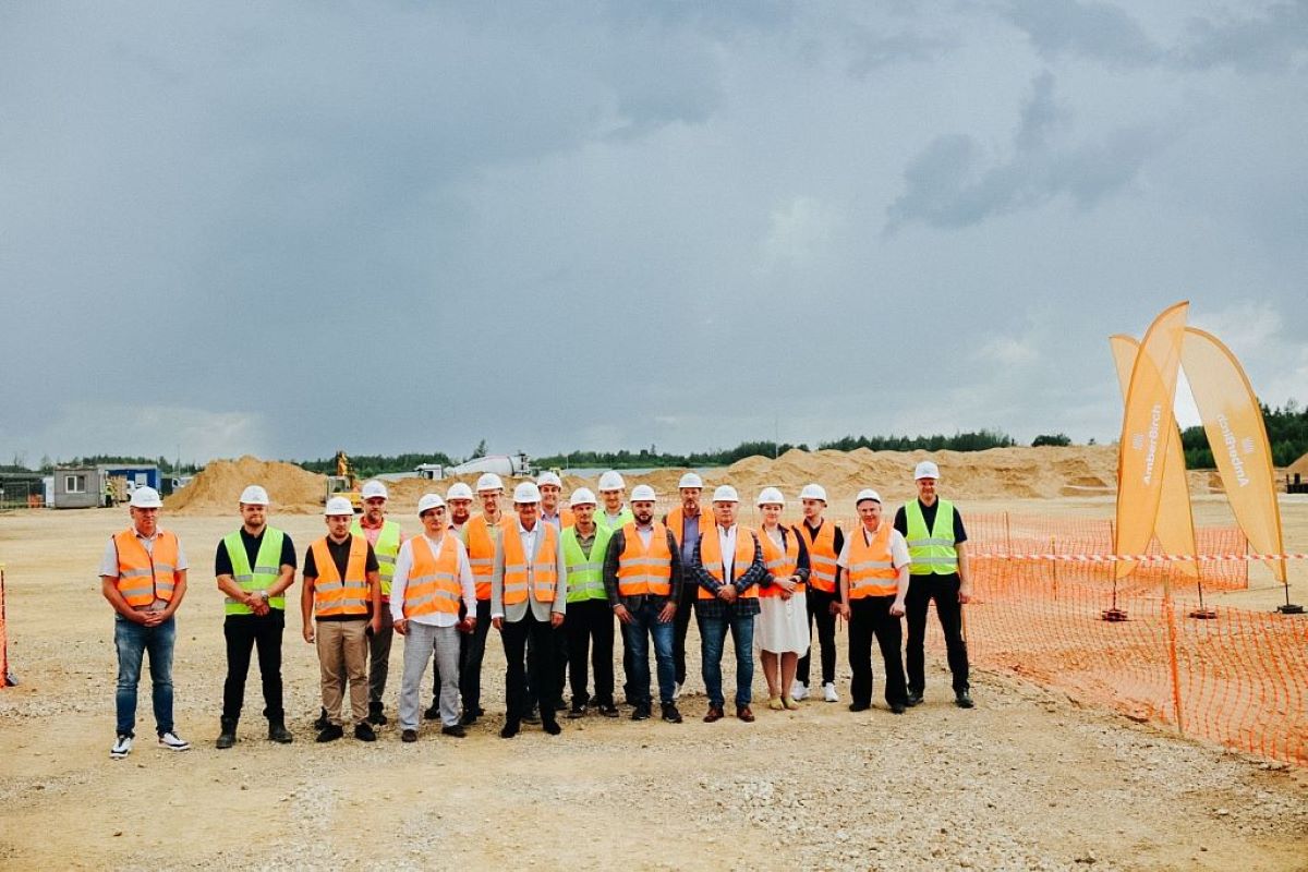 Iemūrē laika kapsulu “AmberBirch” jaunās finiera ražotnes pamatos