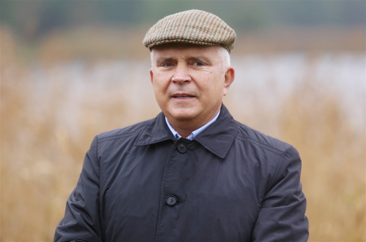 Mājokļu un vides departamenta direktoru atstādina no amata