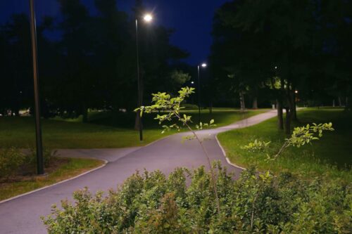 Veikti labiekārtošanas darbi Sarkandaugavas parkā Rīgā