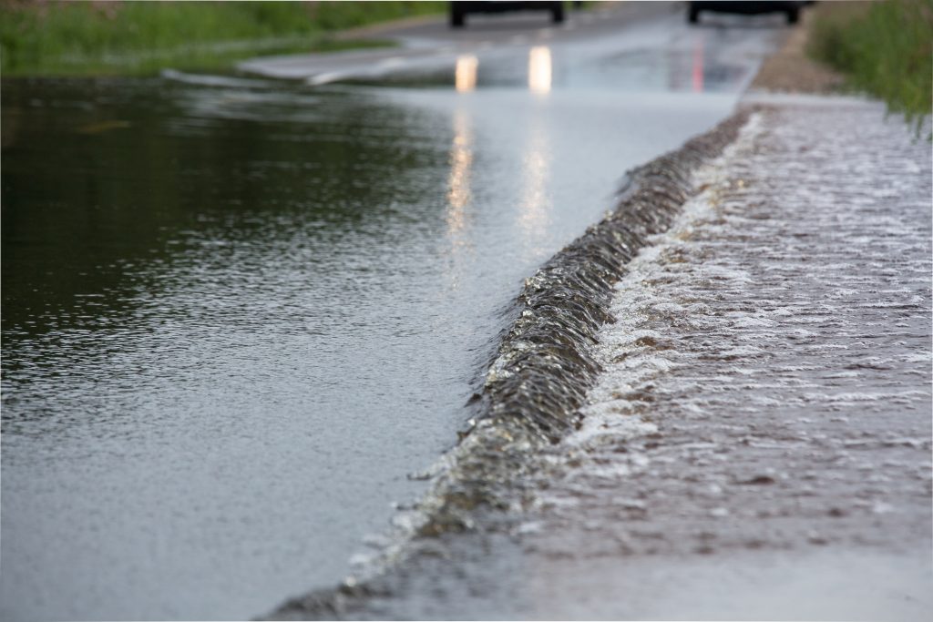 Applūduši un slēgti četri valsts vietējo autoceļu posmi