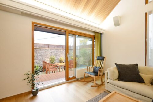 Koka logu ražotājs 