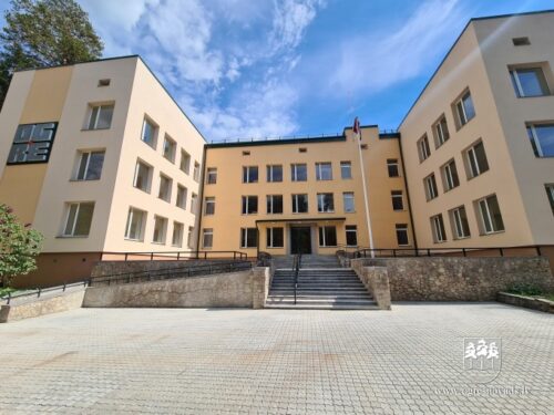 Ogrē atklāta dzīvojamā māja jaunajiem mediķiem