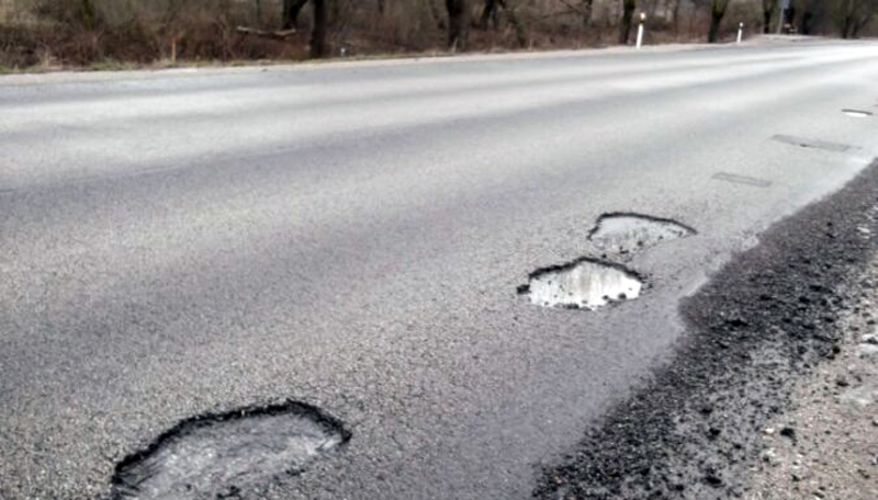 Veic defektu labošanas darbus ceļa posmā Bašķi–Preiļi