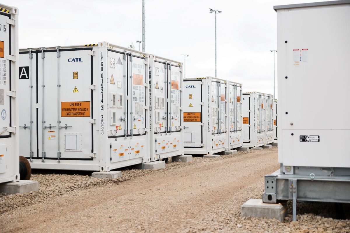 AST kopā ar RTU zinātniekiem izstrādā unikālu bateriju vadības sistēmu