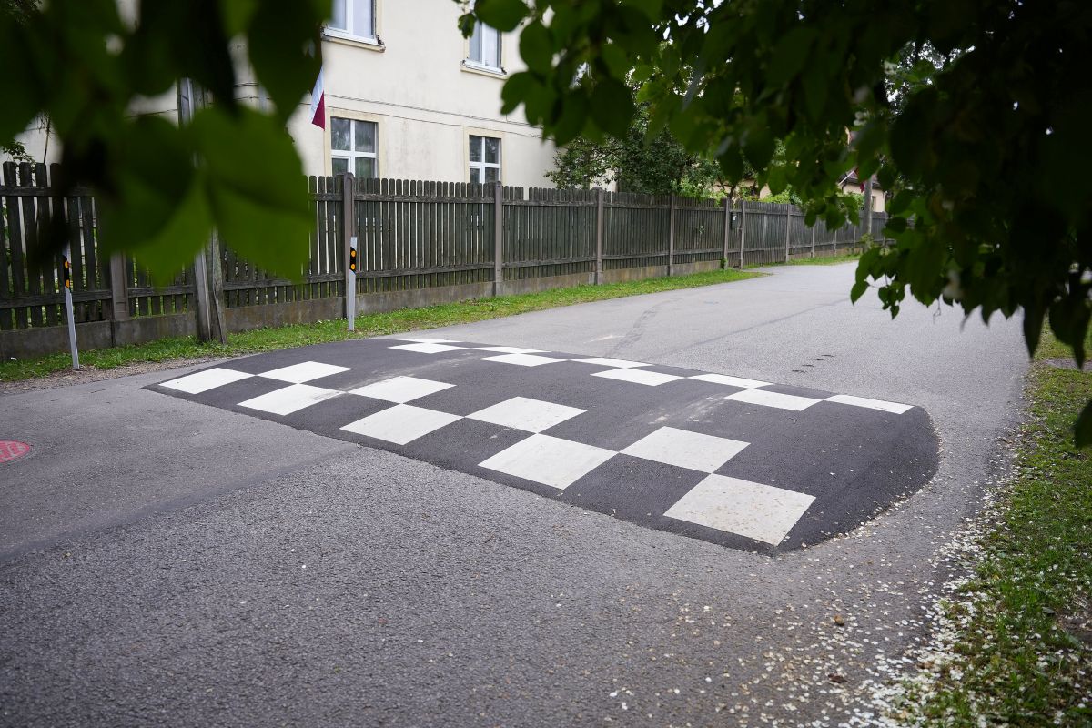 Rīgas apkaimēs noslēgusies ceļa ātrumvaļņu izbūve