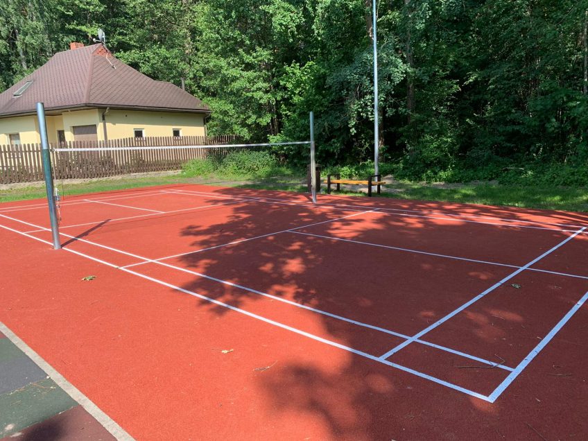 Babītē izveidots āra badmintona laukums