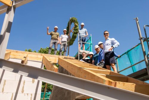 Daudzdzīvokļu mājai Āgenskalnā nosvinēti spāru svētki