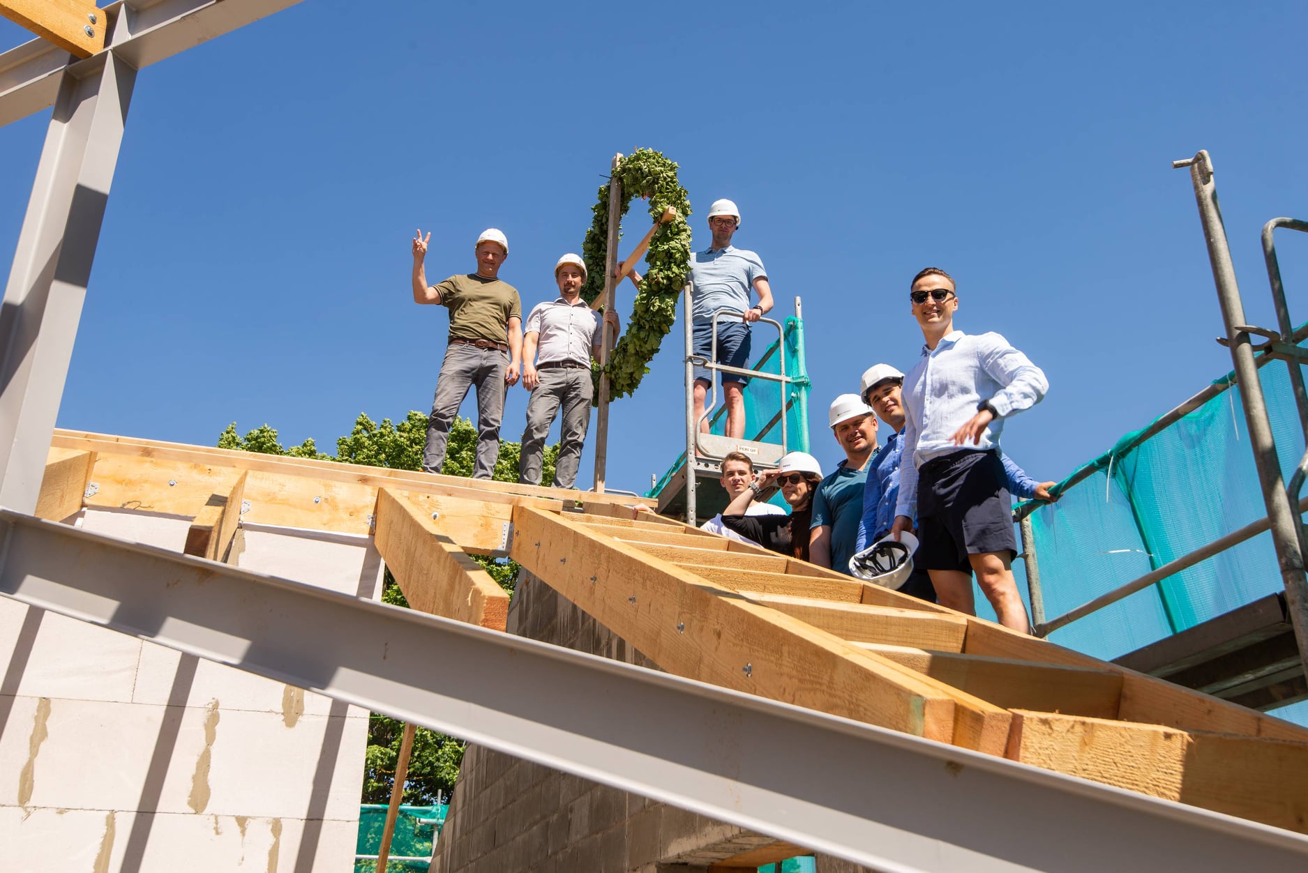 Daudzdzīvokļu mājai Āgenskalnā nosvinēti spāru svētki