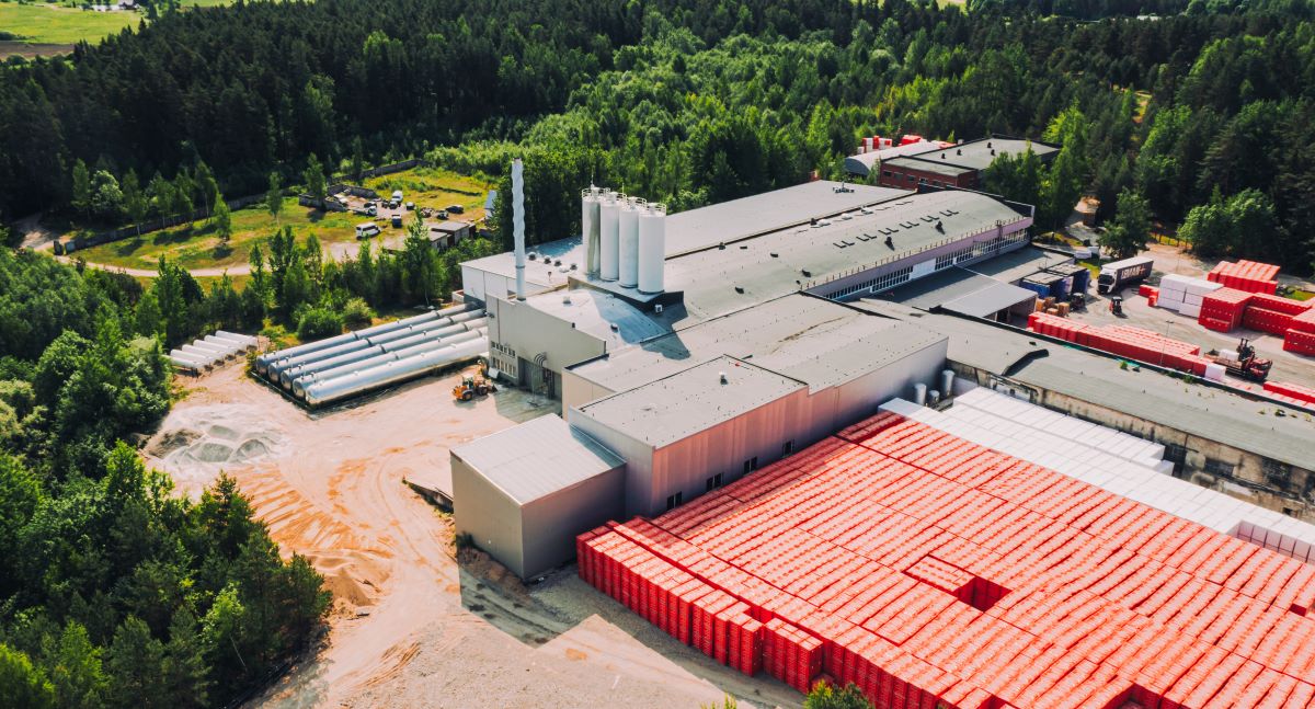 “Bauroc” turpina zaļo kursu un Ogres ražotnē būvē saules paneļu elektrostaciju