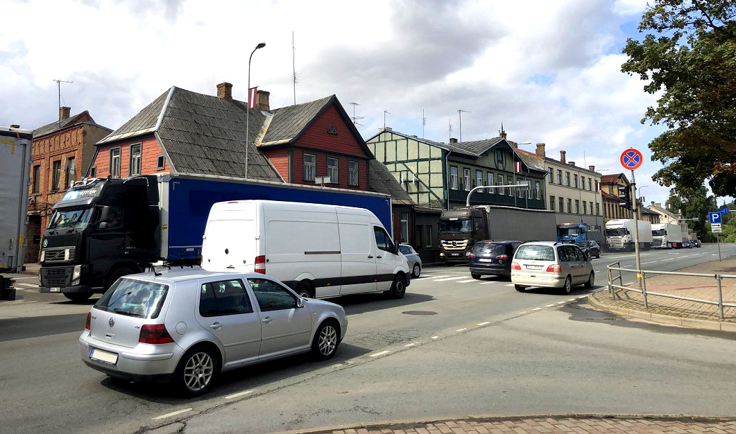 Bauska draud slēgt kravu satiksmi brīvdienās un svētku dienās