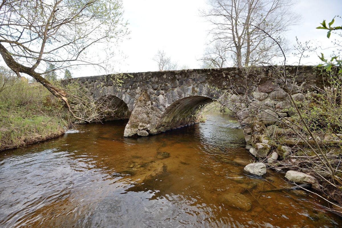 Veckalsnavā pārbūvē vēsturisko mūra tiltu pār Bērzaunes upi