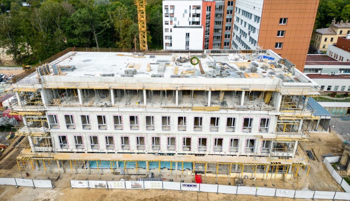 Nosvinēti spāru svētki Bērnu slimnīcas jaunajai ēkai