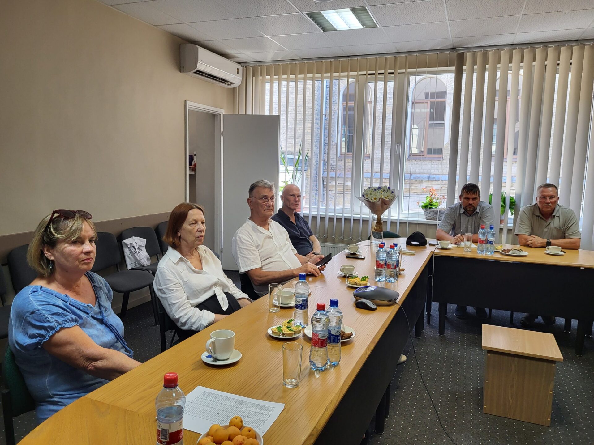 Būvindustrijas lielajai balvai nominētie tiekas ar vērtētājiem. Pirmā diena