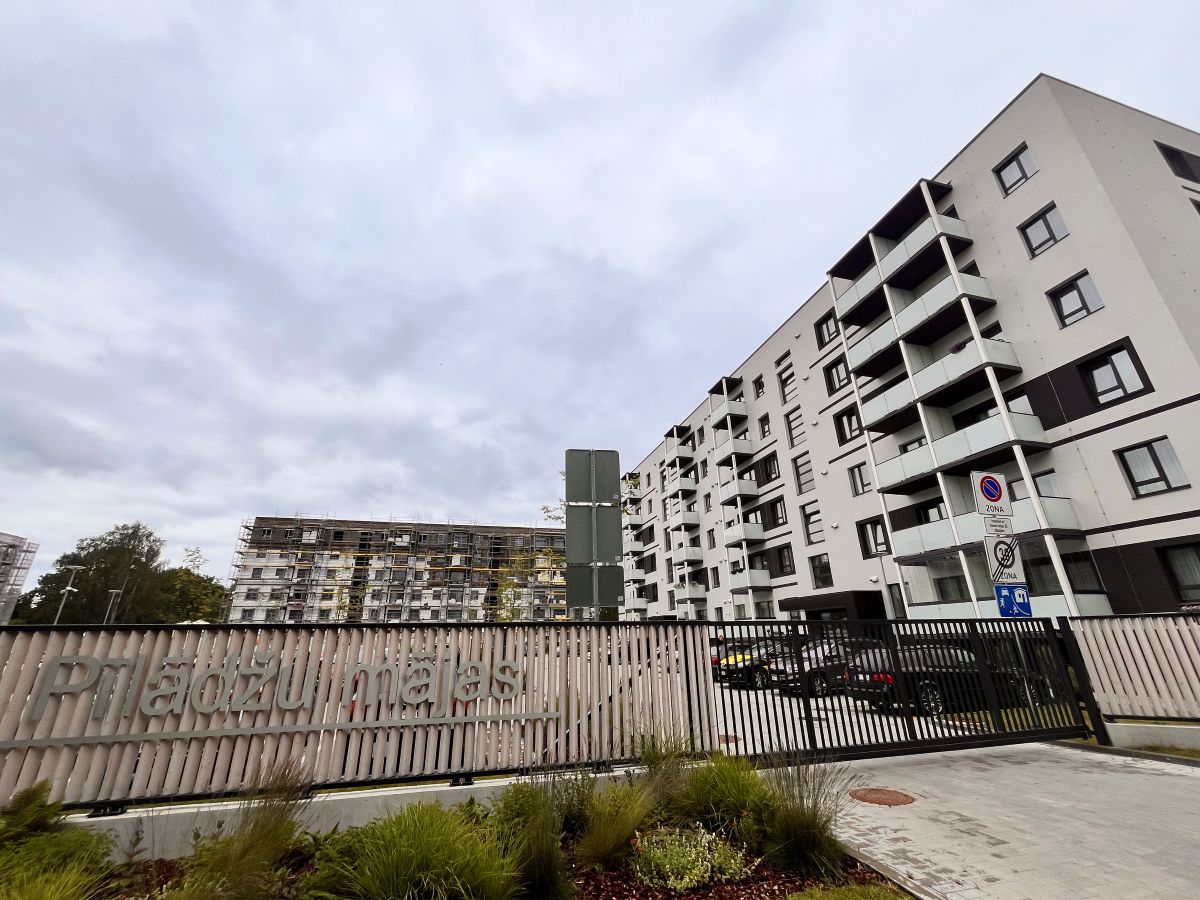 Daudzdzīvokļu projektā “Pīlādžu mājas” nosvinēti spāru svētki