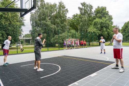 Svinīgi atklāts multifunkcionālais sporta laukums Brasā