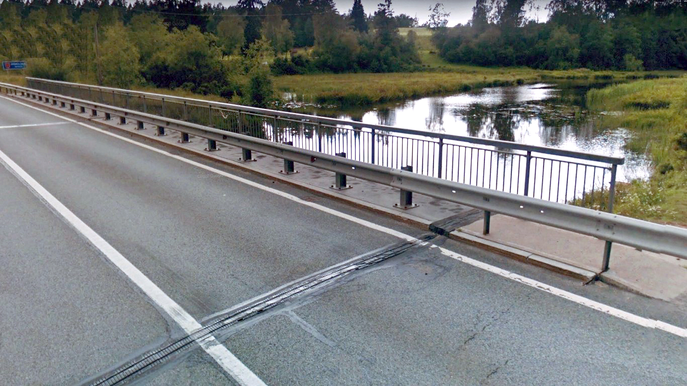 Tiltam pār Braslu uz Valmieras šosejas atjauno deformācijas šuves