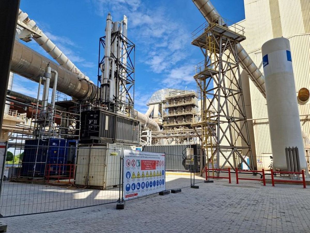 Brocēnu cementa rūpnīcā darbību sākusi oglekļa uztveršanas iekārta