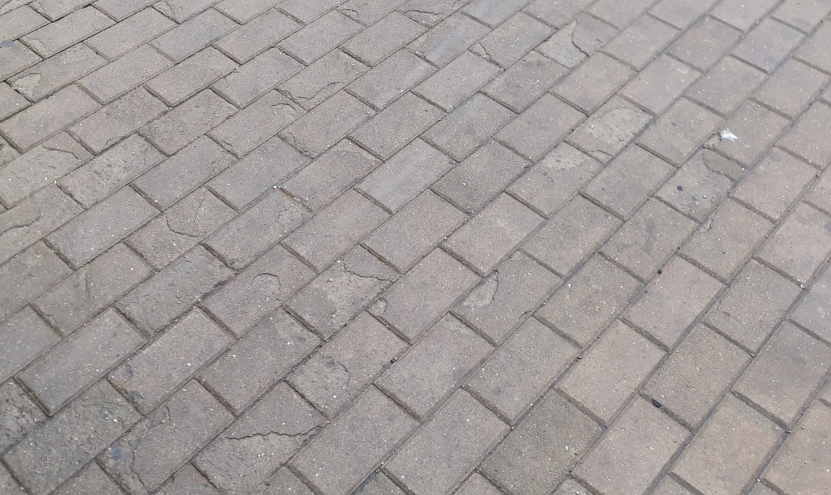 Smiltenē atkārtoti mainīs bruģi ražošanas brāķa dēļ