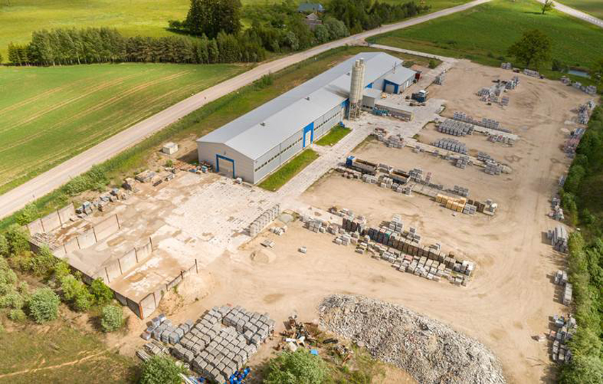 Piedāvā iegādāties bruģa ražotnes ēku Lībagu pagastā