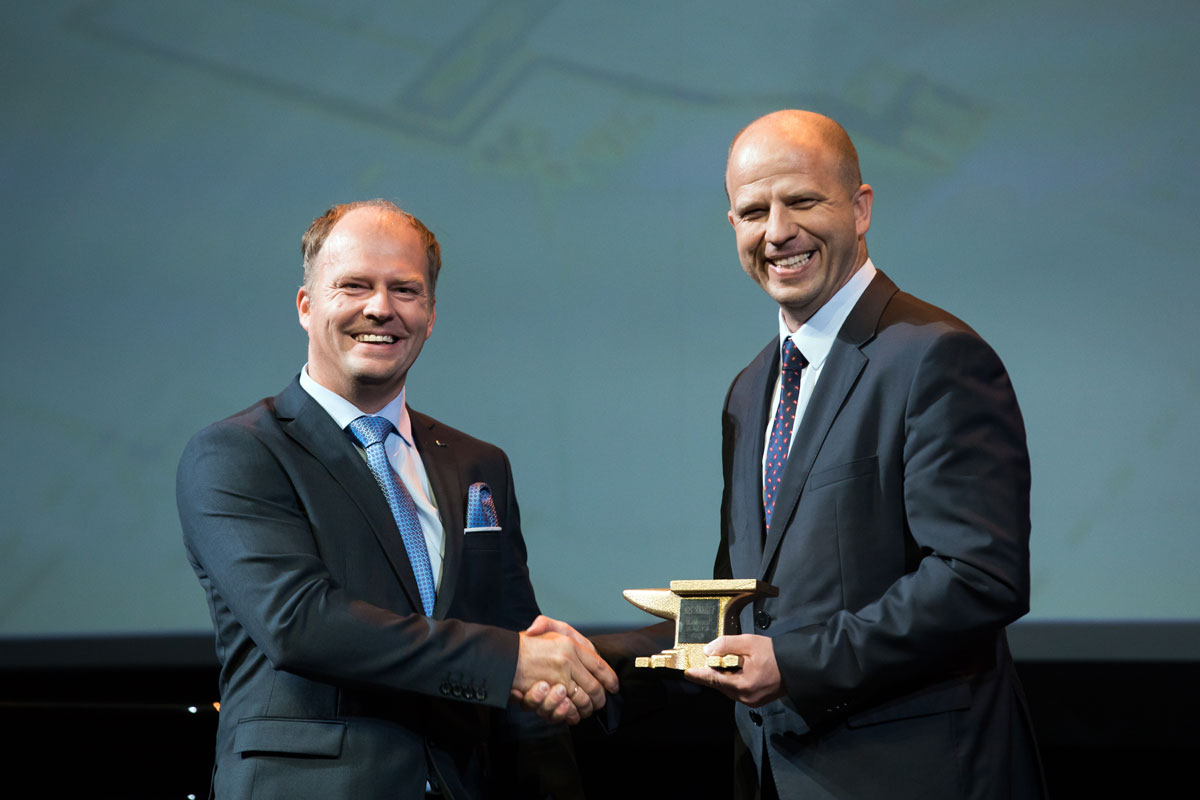 Stikla pavēlnieks Guntars Roga