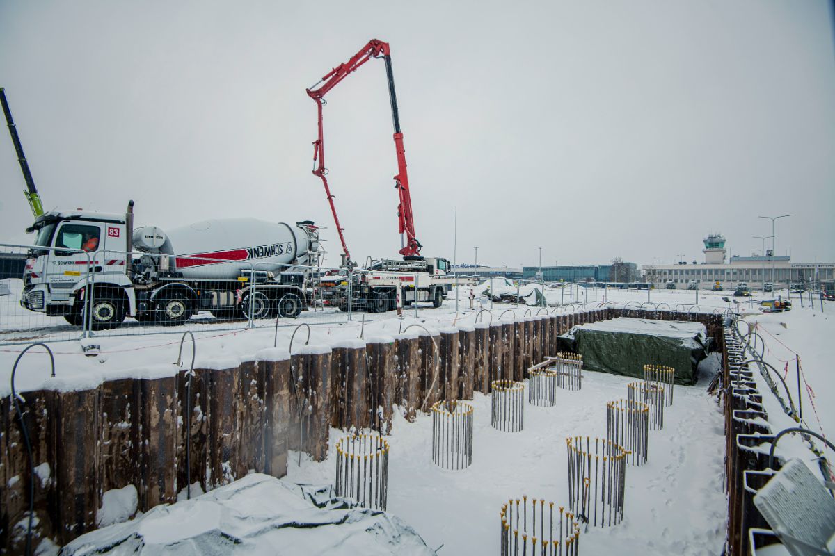 “Rail Baltica”stacijas pamatos iemūrē laika kapsulu