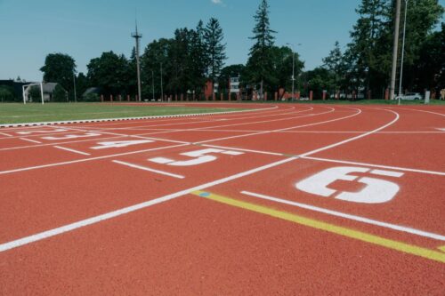 Pēc pārbūves atklāts atjaunotais Carnikavas pamatskolas stadions