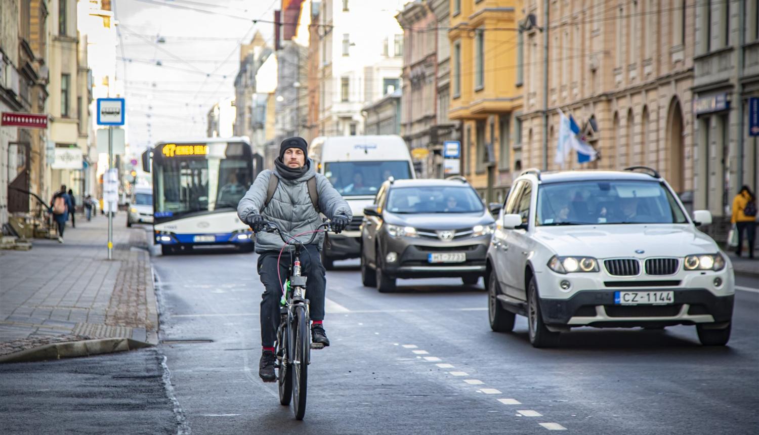 Pagarinās Čaka ielas pagaidu velojoslu eksperimentu