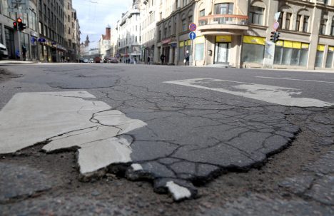 Sākušies seguma atjaunošanas darbi Marijas un Aleksandra Čaka ielā