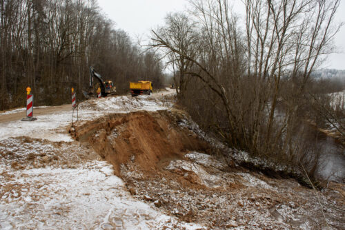 Nostiprināta savulaik noslīdējusi ceļa nogāze un ceļa klātne pie Ērgļiem