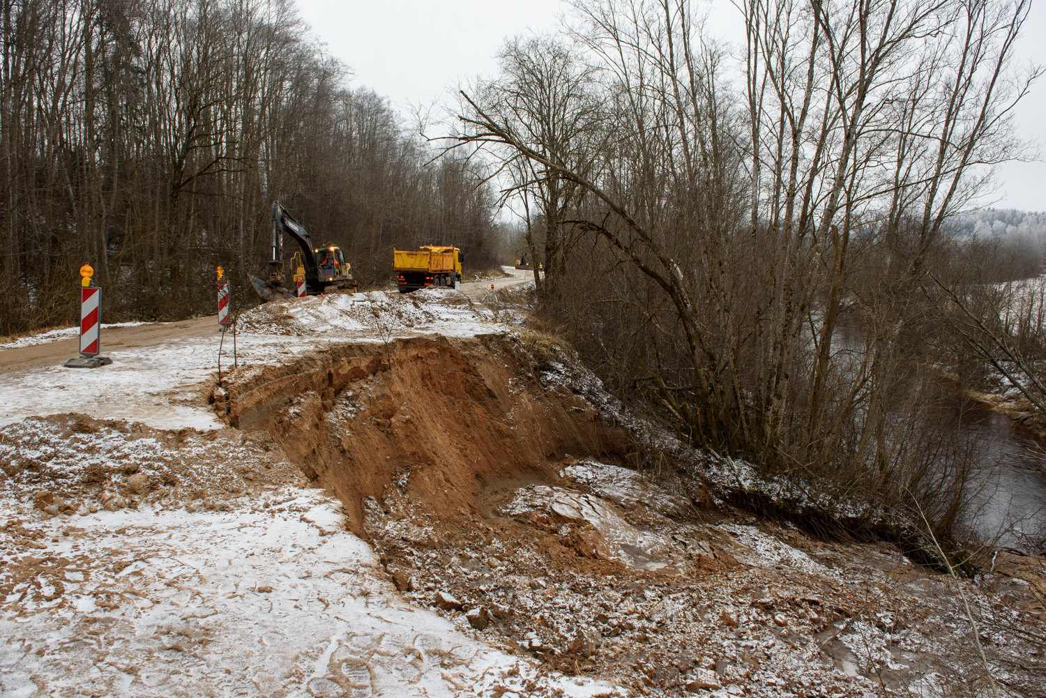 Nostiprināta savulaik noslīdējusi ceļa nogāze un ceļa klātne pie Ērgļiem