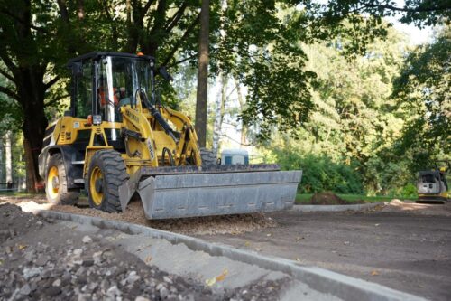 Atjauno celiņus un bērnu rotaļu laukumu Uzvaras parkā Rīgā