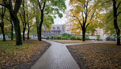 Noslēgusies celiņu atjaunošana Miera un Hospitāļu ielas skvērā Rīgā