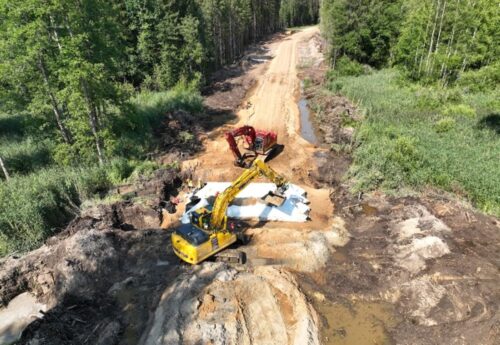 Izbūvē jaunu meža ceļu pār Smārdes upi