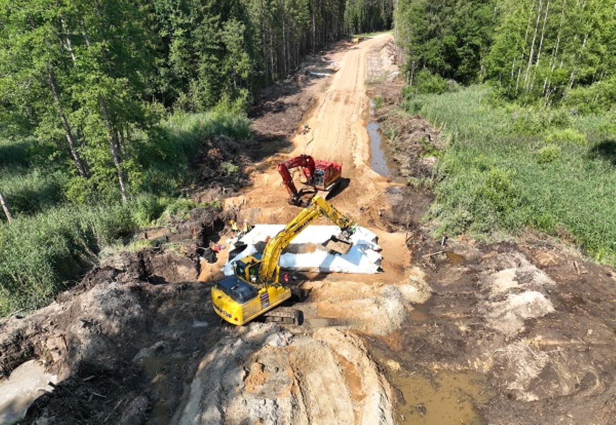 Izbūvē jaunu meža ceļu pār Smārdes upi