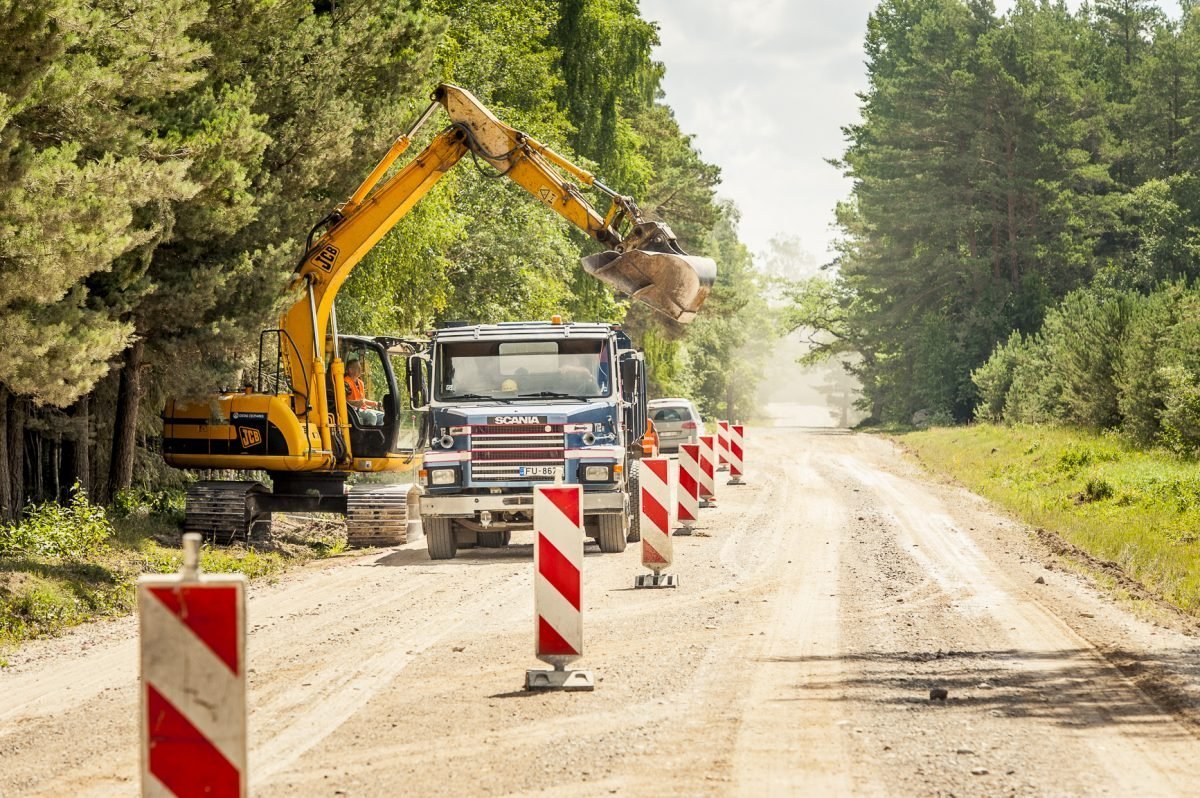 Autoceļa pārbūvei Kazdangas dabas parka teritorijā nozāģēs bīstamos kokus