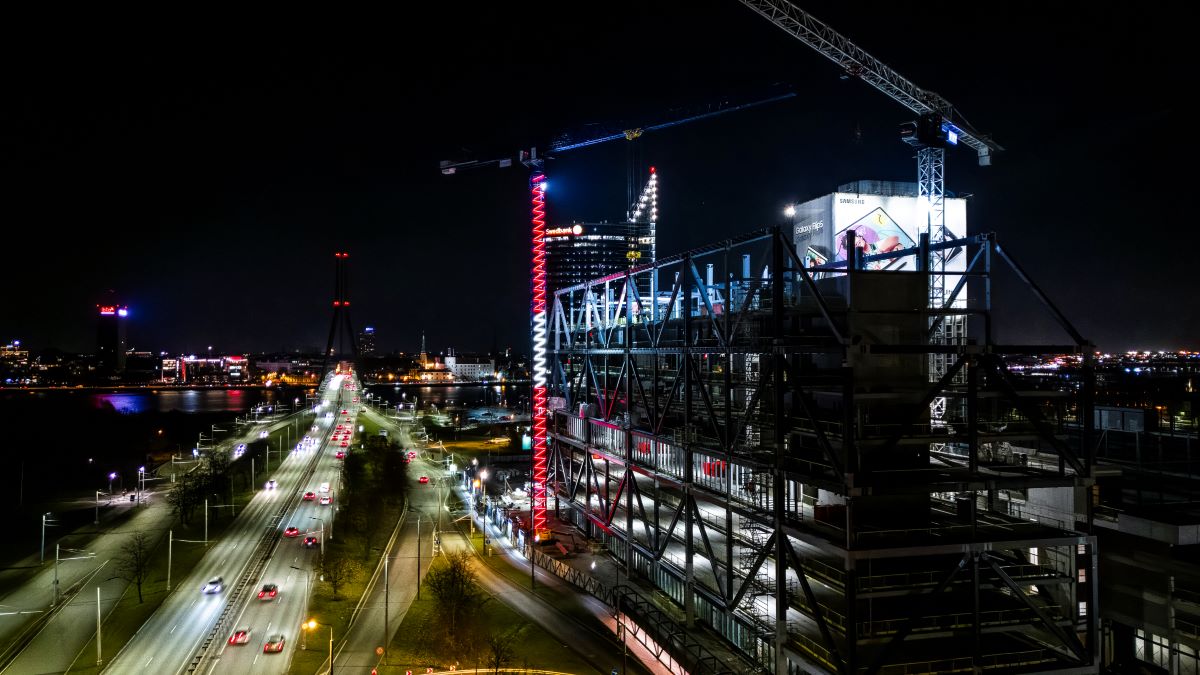 “Preses Nama Kvartāla” būvlaukumā celtnis iemirdzas Latvijas karoga krāsās