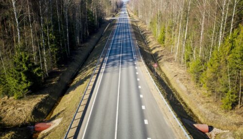 Investēs 55 miljonus eiro vietējo un reģionālo ceļu atjaunošanā