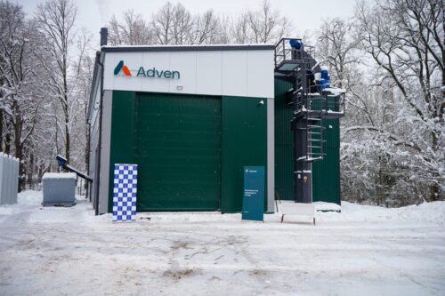 Cēsīs atklāta jaunuzbūvētā šķeldas katlumāja