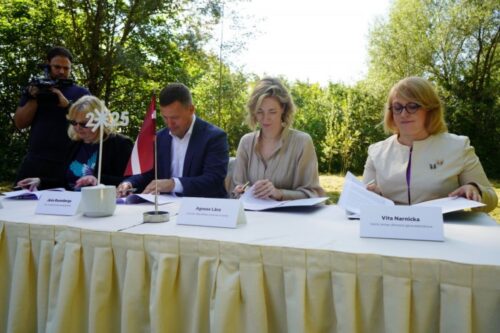 Parakstīts sadarbības līgums par vienotās muzeja krātuves būvniecību Cēsīs