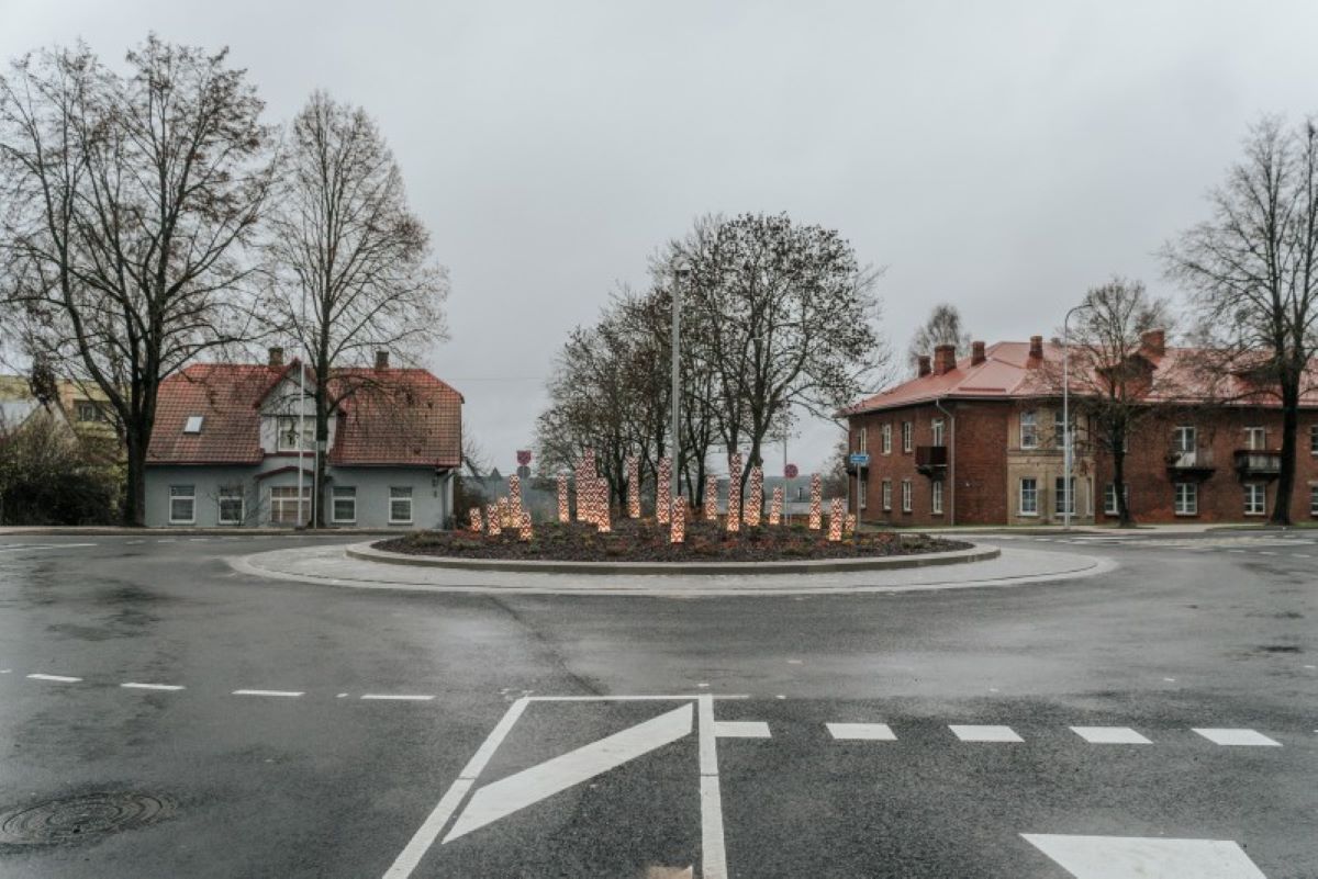 Atklāts jauns rotācijas aplis satiksmes uzlabošanai Cēsīs