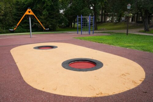 Maija parkā Cēsīs pārbūvētas rotaļu iekārtas un atjaunota apkārtējā teritorija