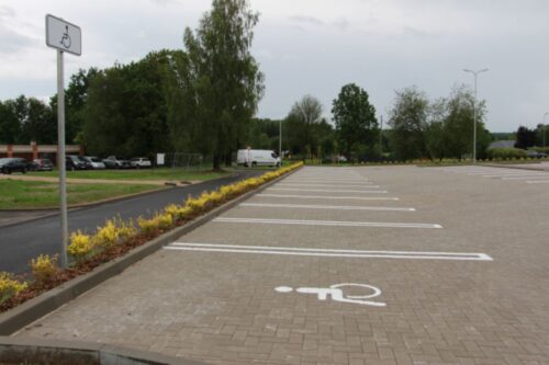 Cēsu klīnikai izbūvēts jauns stāvlaukums pie Turaidas ielas