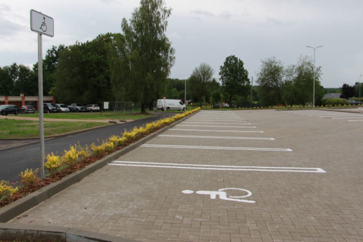 Cēsu klīnikai izbūvēts jauns stāvlaukums pie Turaidas ielas