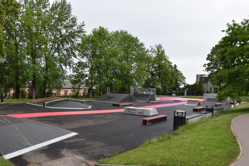 Cēsīs par 90 000 eiro atjaunots skeitparks