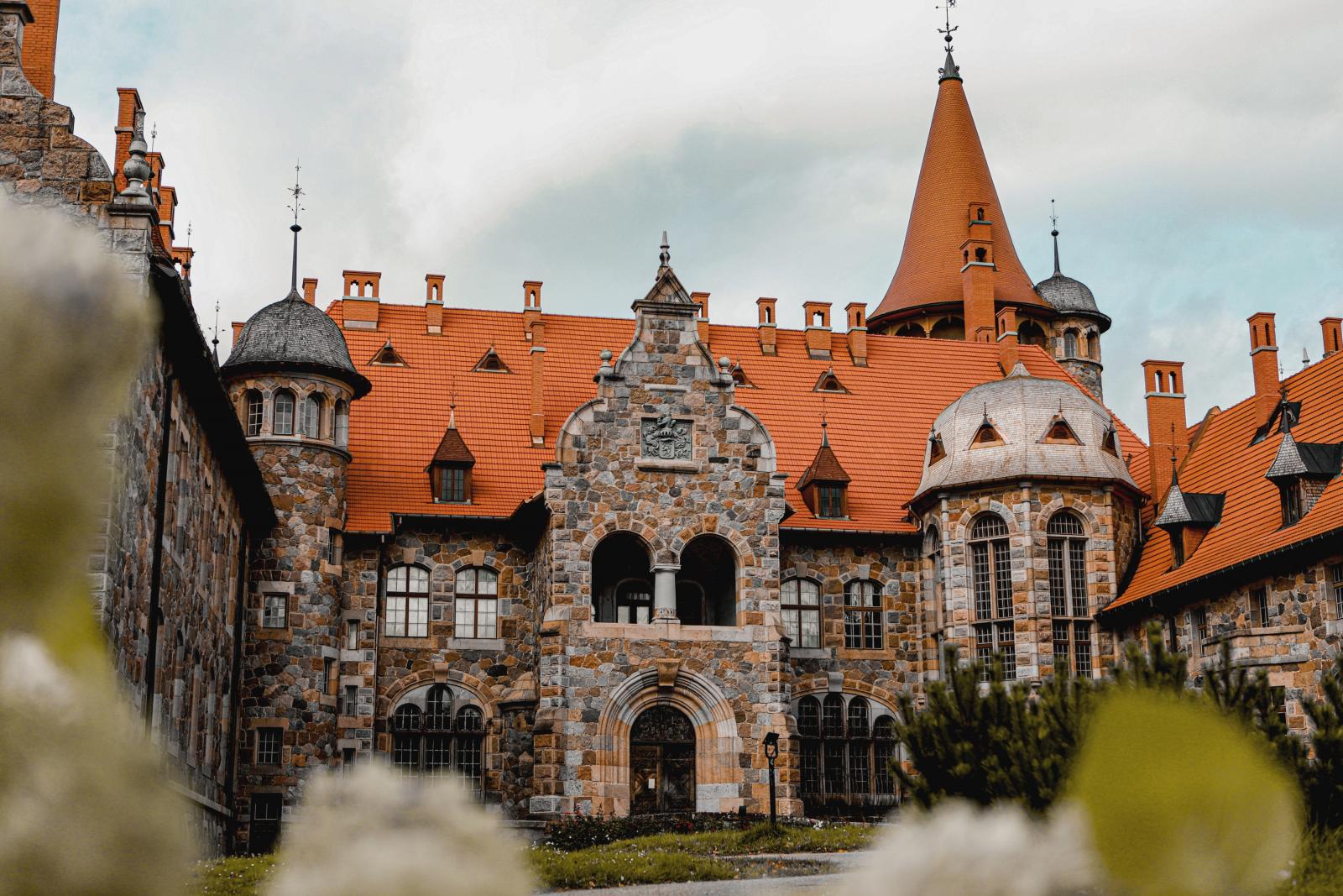 Ar ES fondu atbalstu atjaunots Cesvaines pils jumts