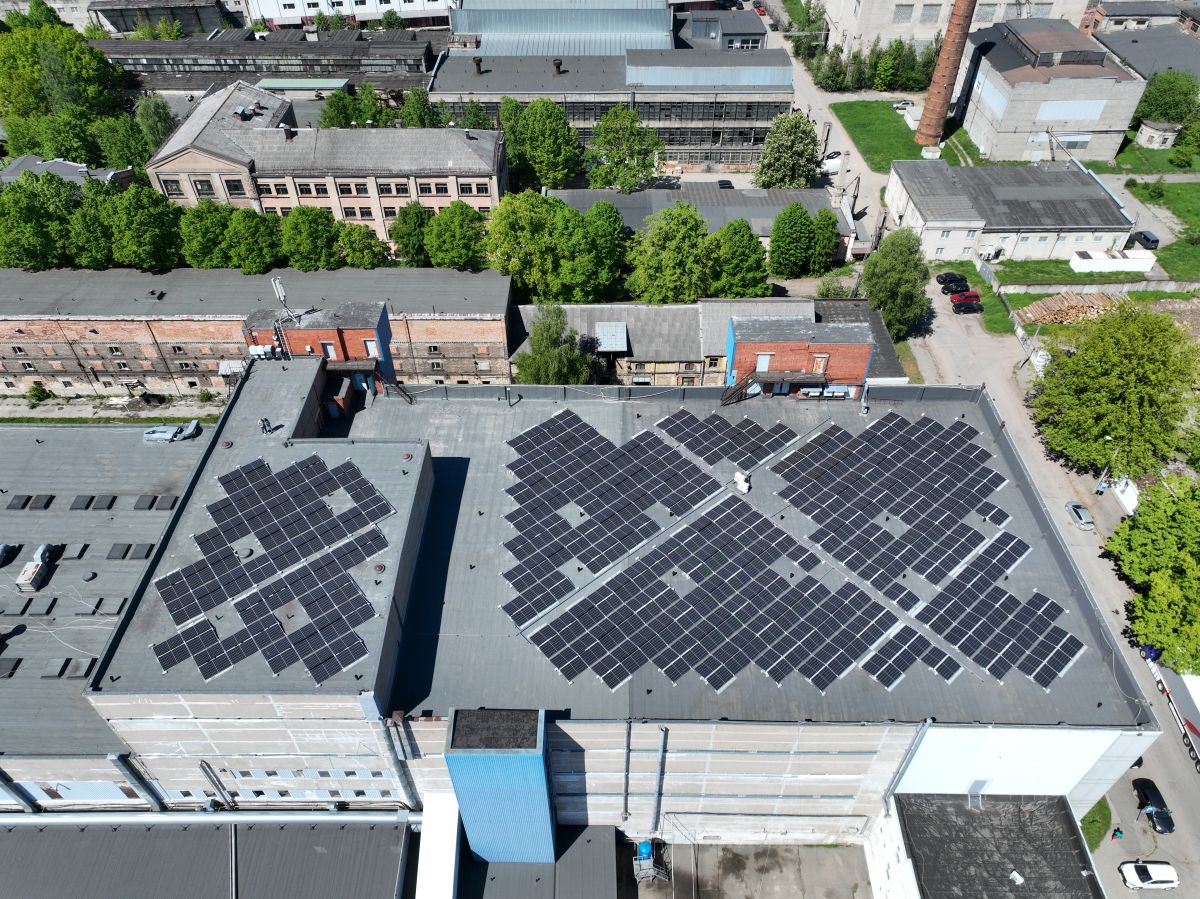 Uz “Cido Grupa” ražotnes jumta izveidota saules paneļu sistēma