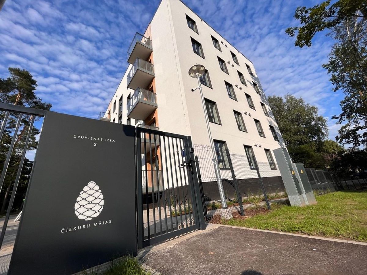 Ekspluatācijā nodots daudzdzīvokļu māju projekts “Čiekuru mājas” Mežciemā