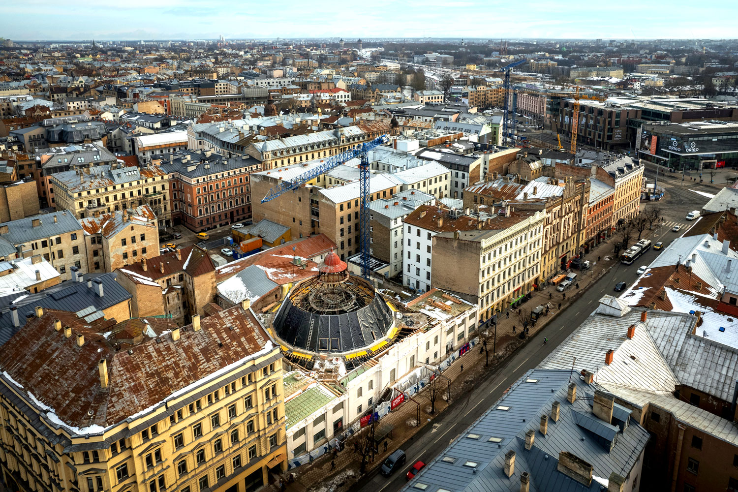 Rīgas cirkā sākta masīvkoka kupola konstrukcijas montāža